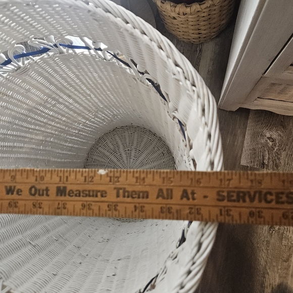 Vintage 80s WICKER LIDDED HAMPER Basket Domed Lid w Knob - Picture 8 of 11